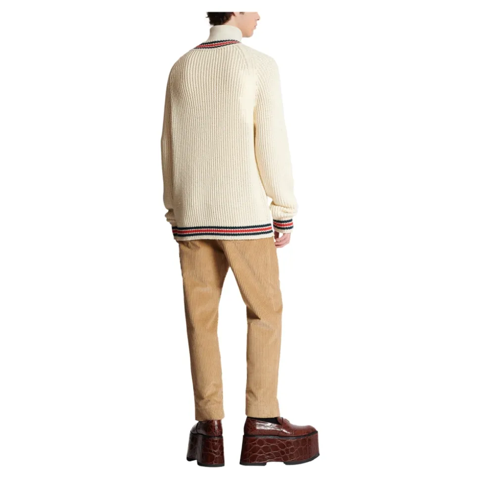 Dzianinowy sweter z naszywką