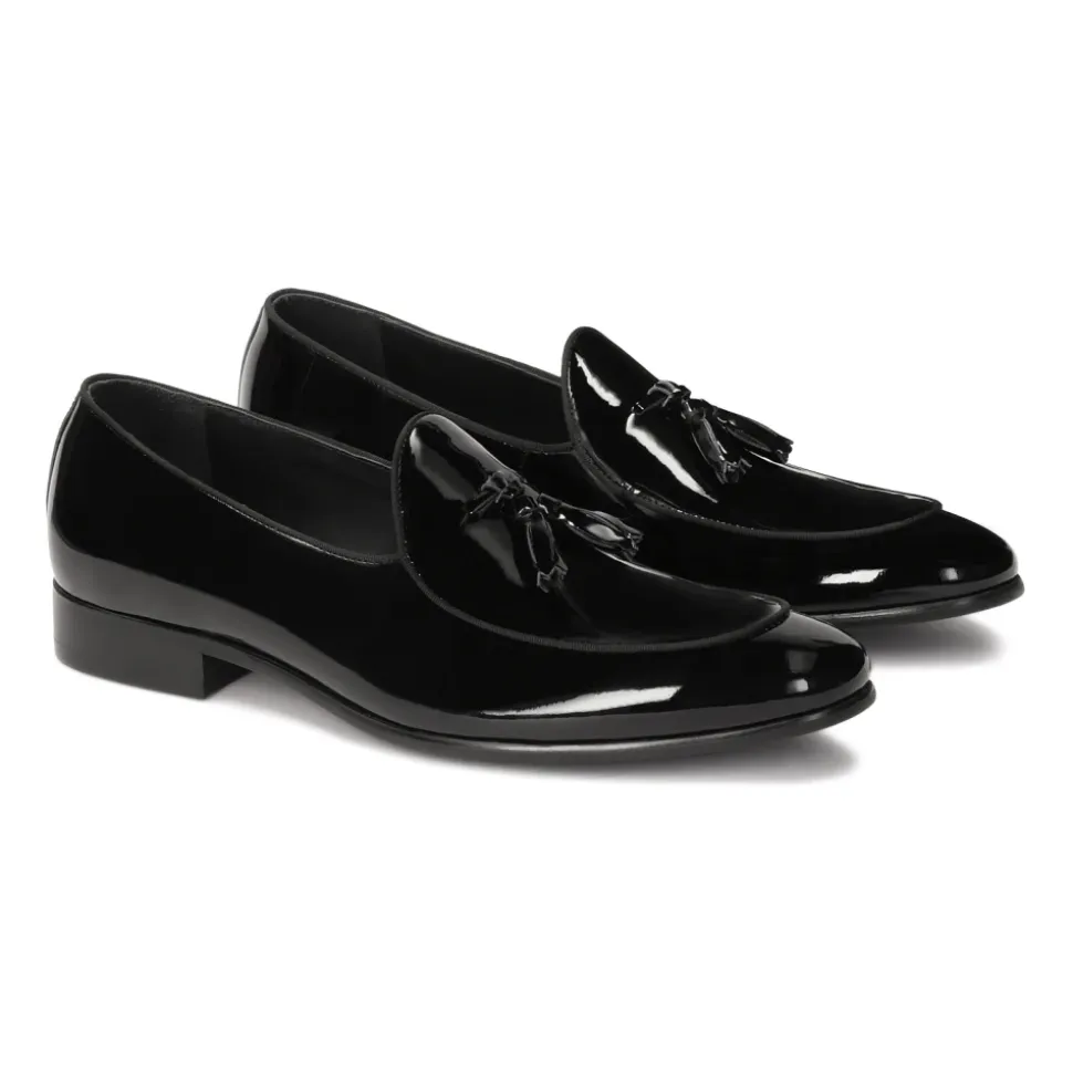 Lakierowane czarne loafersy z kopertówką.Ten produkt jest mały.