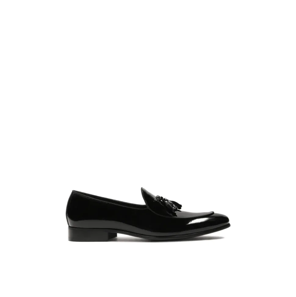 Lakierowane czarne loafersy z kopertówką.Ten produkt jest mały.