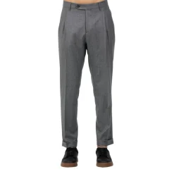 Pantalone relaxed fit con pinces e bottoni bretella in flanella
