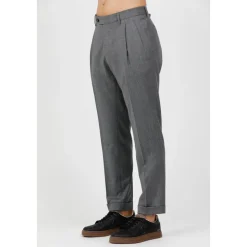 Pantalone relaxed fit con pinces e bottoni bretella in flanella