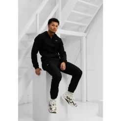 Sportowy dres z tafty diamentowej
